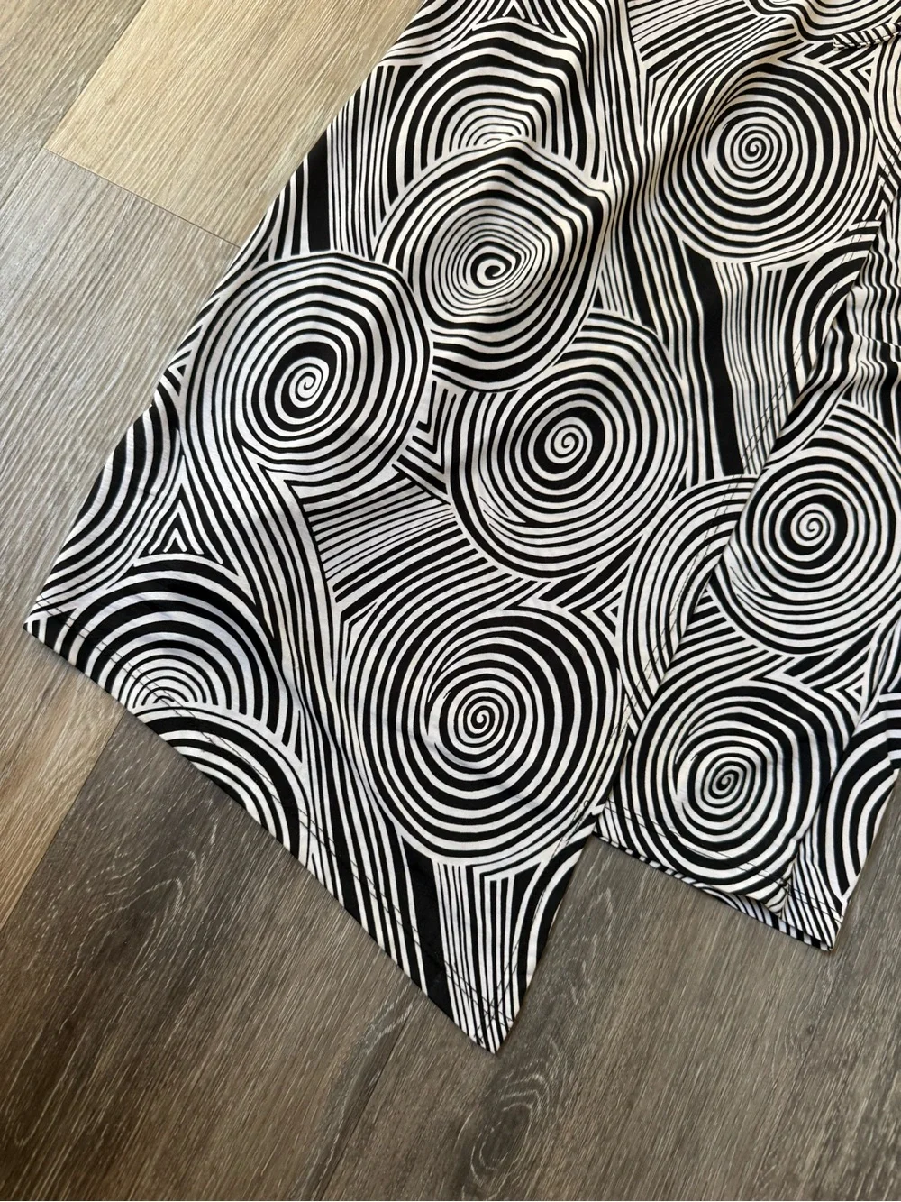 Vintage Y2K bebe Black & White Spiral Asymmetric Wrap Skirt Size Small